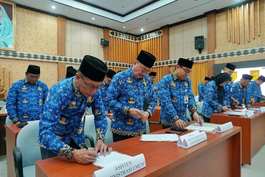 Kepala OPD dilingkup Pemprov Bengkulu tandatangani perjanjian kerja dalam rangka peningkatan kinerja ASN dan pelayanan publik ke masyarakat.(Foto-MC Bengkulu)