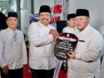 Ambulan Untuk Mukomuko Wakil Gubernur Bengkulu, Mian menyerakan kunci kendaraan ambulan gratis kepada Bupati Mukomuko, Chirul Huda ketika melakukan Safari Ramandan pada Senin 17 Maret 2025 lalu.(Foto-MC Bengkulu)