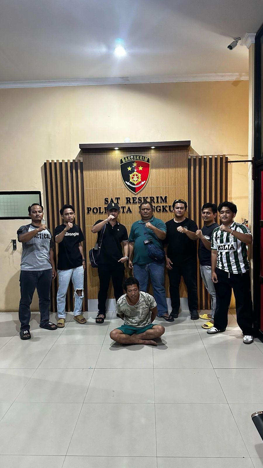 Anggota Satreskrim Polesta Bengkulu foto bersama tersangka pelaku perkosa anak kandung.(Foto HB-FIR)