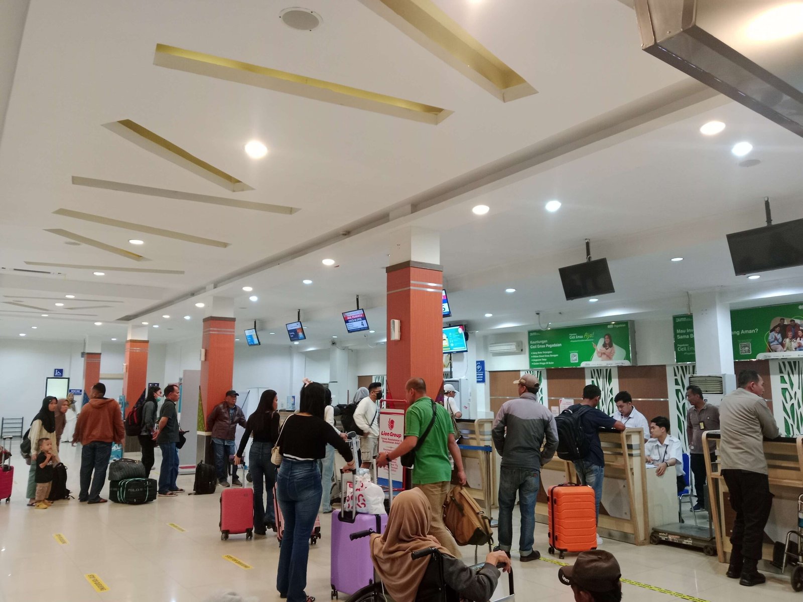 Penumpang pesawat arus balik lebaran di Bandara Fatmawati Bengkulu mulai ramai. Tiket pesawat Bengkulu-Jakarta sudah habis terjual hingga pemberangkatan 11 April mendatang.(Foto/Ist)