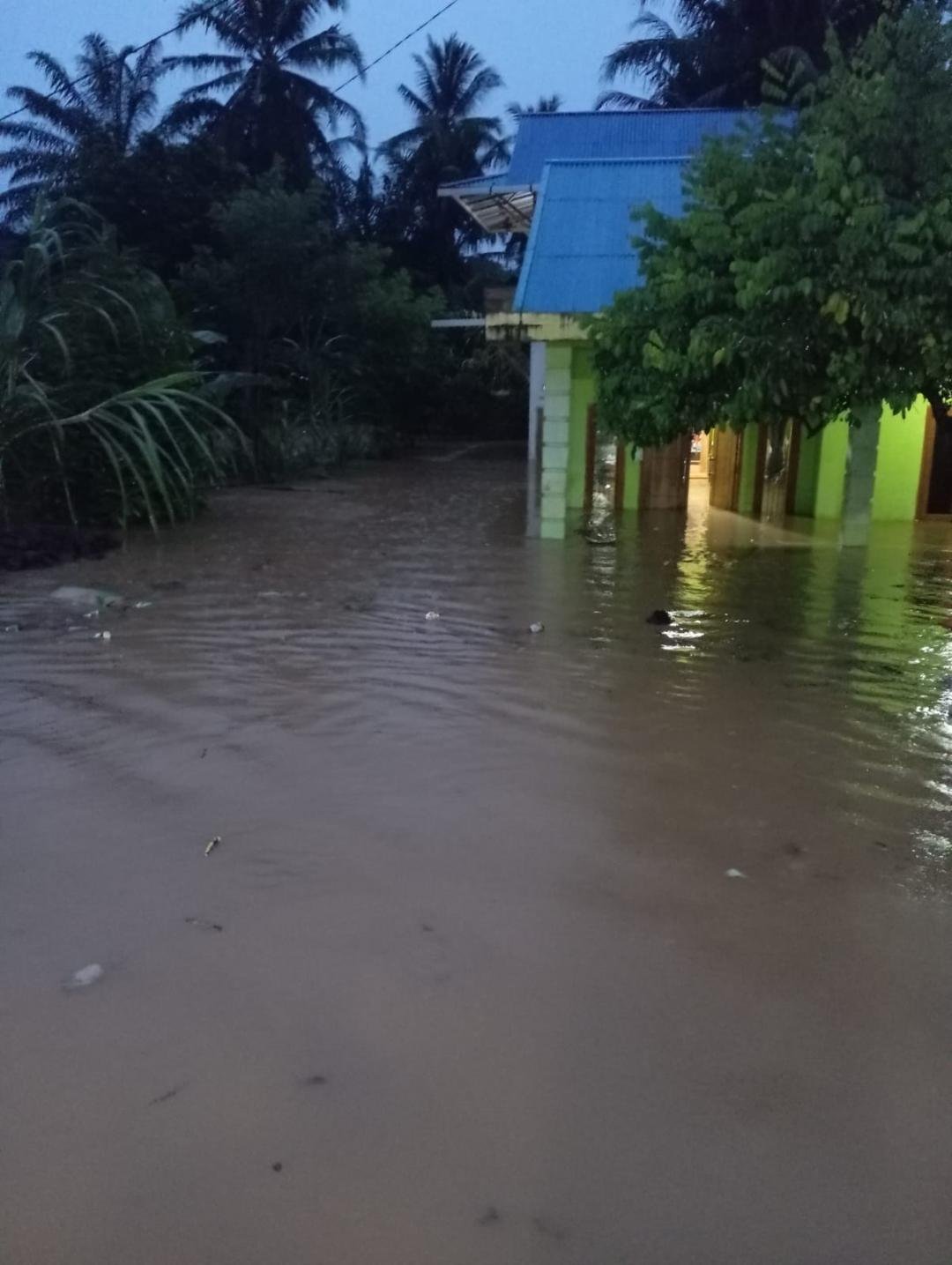 Belasan rumah warga di Kecamatan Bang Haji, Kabupaten Bengkulu Tengah, Bengkulu terendam banjir, menyusul hujan lebat melanda wilayah tersebut, sejak Selasa sore.(Foto-BPBD Benteng)