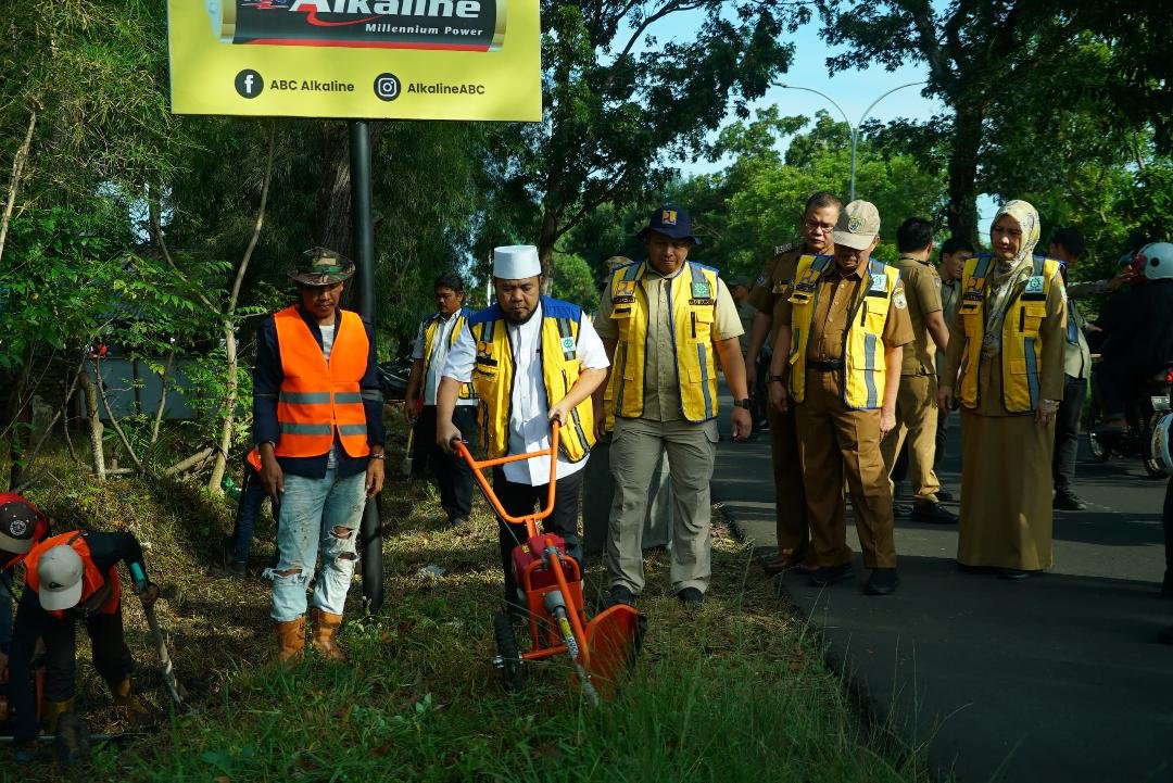 Berishkan Semak Belukar di Jalan Provinsi Gubernur Bengkulu Helmi Hasan ikut membersihkan semak belukar di jalan provinsi di kawasan lapangan golf lingkar barat, Kota Bengkulu. Kegiatan ini merupakan program 100 hari Gubernur Helmi Hasan.(Foto-MC Bengkulu)