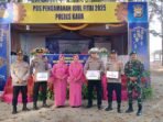 Ketua Bhayangkari Polsek Nasal, Polres Kaur bagikan bingkisan pada petugas Pos Ops Ketupat Laguna 2025.(Foto HB/Kif)