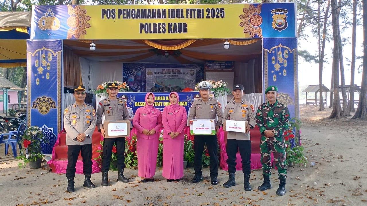 Ketua Bhayangkari Polsek Nasal, Polres Kaur bagikan bingkisan pada petugas Pos Ops Ketupat Laguna 2025.(Foto HB/Kif)
