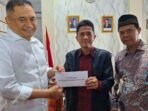 Bupati Bengkulu Tengah, Rachmat Riyanto mewakapkan gajinya sebagai bupati ke kantor Baznas setempat selama lima tahun sesuai janji politik saat kampanye pilkada 2024 lalu.(Foto HB-FIR)