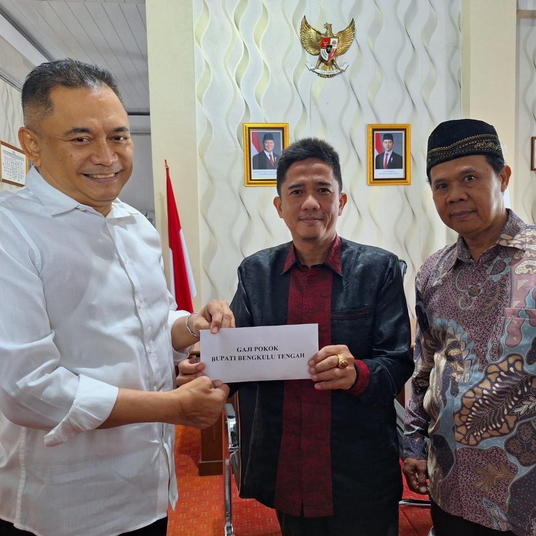 Bupati Bengkulu Tengah, Rachmat Riyanto mewakapkan gajinya sebagai bupati ke kantor Baznas setempat selama lima tahun sesuai janji politik saat kampanye pilkada 2024 lalu.(Foto HB-FIR)