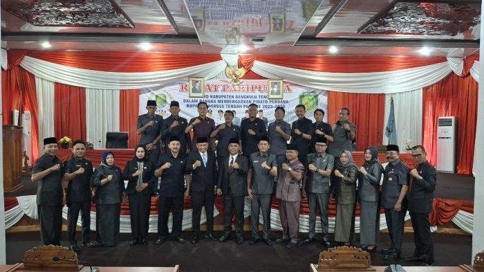 Bupati Rachmat Pidato Perdana Depan DPRD Bupati dan Wabup Bengkulu Tengah, Rachmat Riyanto-Tarmizi foto bersama unsur pimpinan dan anggota DPRD setempat usai menyampaikan pidato berdana sebagai kepala daerah dihadapan anggota dewan setempat, Senin 3 Maret 2025.(Foto-Istimewa)