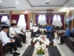 Bupati dan Wabup Lebong Silaturhami Gubernur Helmi Gubernur Bengkulu Helmi Hasan menerima kunjungan silaturahmi Bupati dan Wabup Lebong, Azhari-Bambang diruang kerjanya, Jumat 14 Maret 2025 lalu.(Foto-MC Bengkulu)