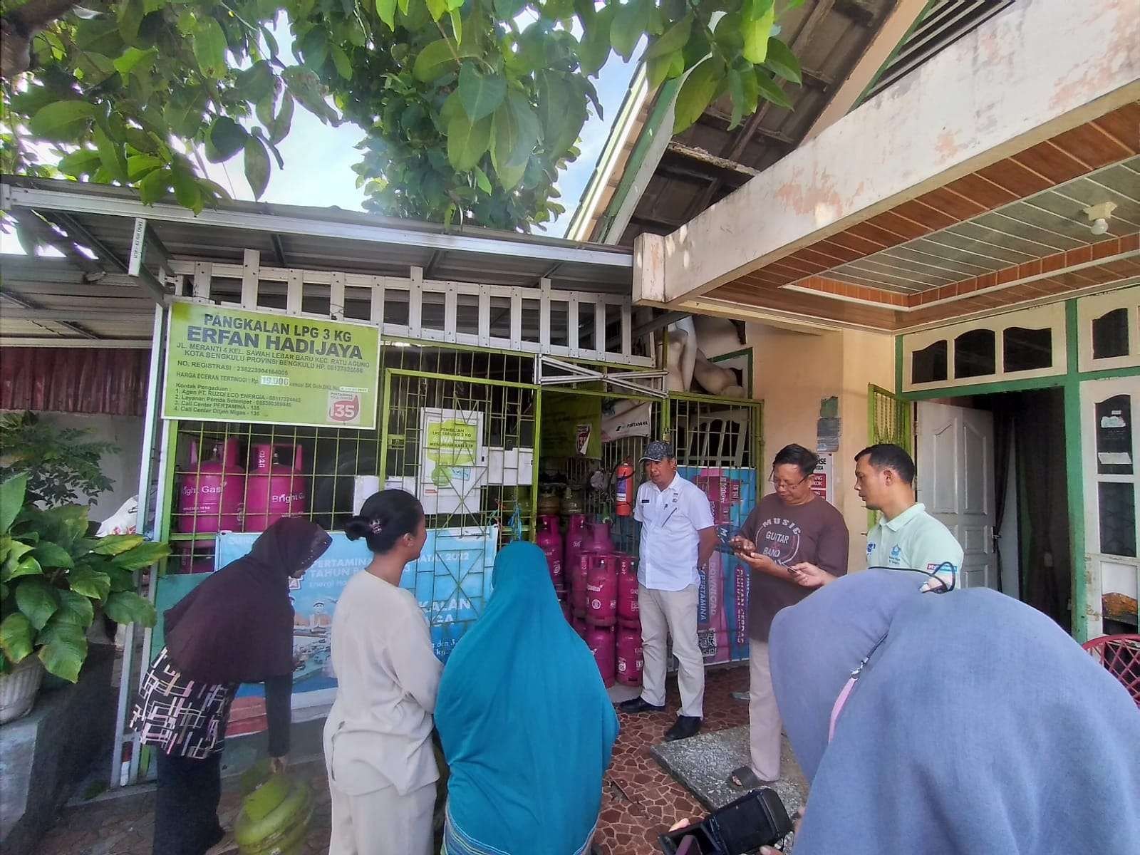 Petugas Disperindag Kota Bengkulu melakukan pengecekan pangkalan guna memastikan stok gas 3 kg dalam kondisi aman dan harganya normal sesuai HET ditetapkan pemerintah.(Foto/Ist)