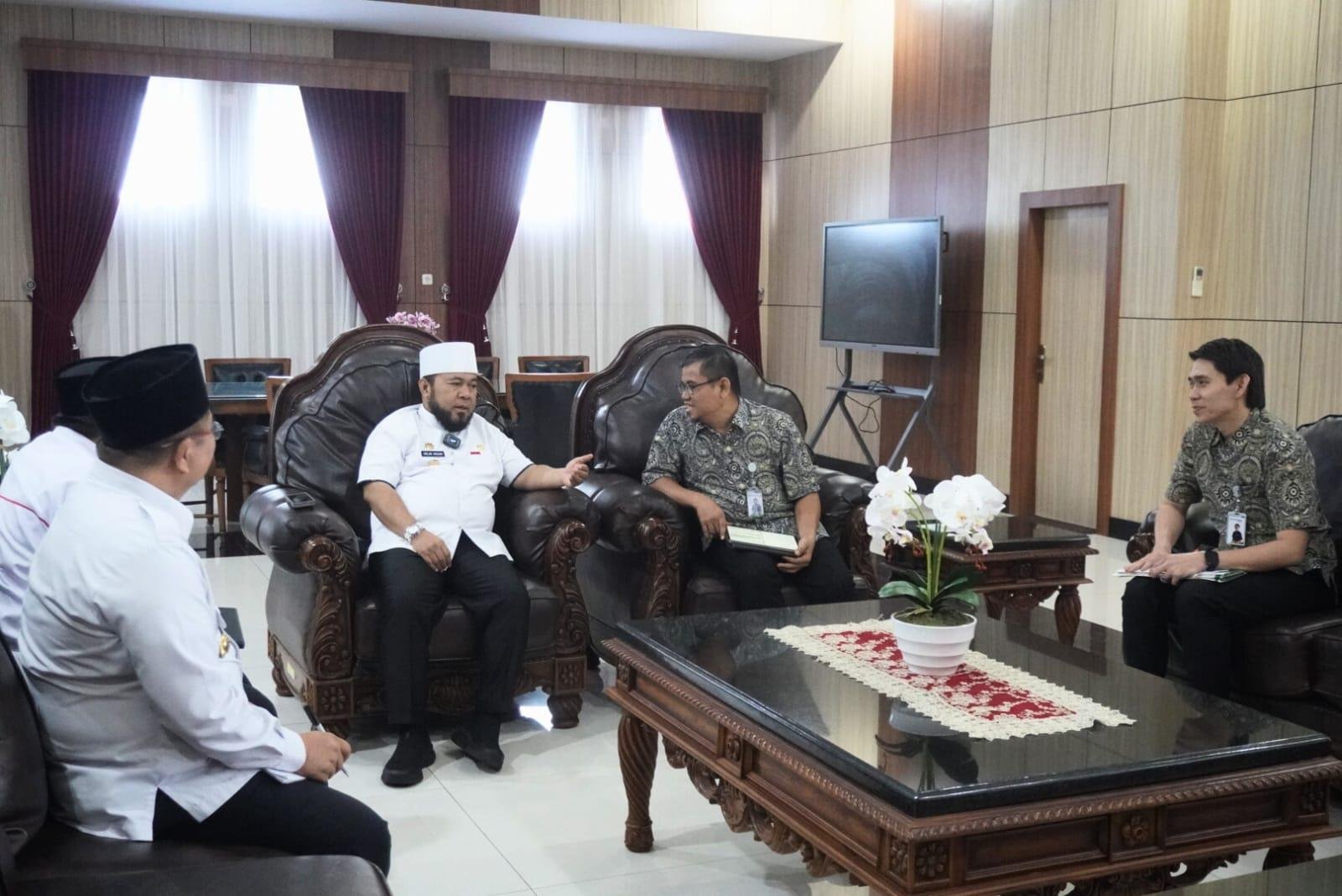 Gubenrur Bengkulu dan Kepala BPJS Gubernur Bengkulu, Helmi Hasan menerima kunjungan Kepala BPJS Bengkulu, Syarifudin Imam Negara terkait pelayanan kesehatan masyarakat di wilayah Bengkulu.(Foto-MC Bengkulu)