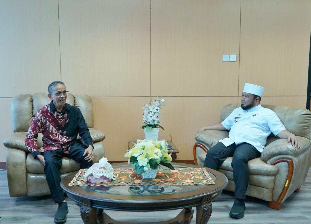 Gubenur Hrlmi Silatruhmi BPK RI Gubernur Bengkulu Helmi Hasan (kanan) bersilaturahmi dengan Kepala BPK Bengkulu, Selasa 12 Maret 2025.(Foto-MC Bengkulu)