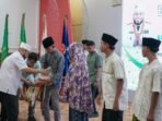 Gubernur Bagi THR Warga Panti Gubernur Bengkulu, Helmi Hasan bagikan THR pada warga penghuni panti lansia dan anak yatim.(Foto/MC Bengkulu)