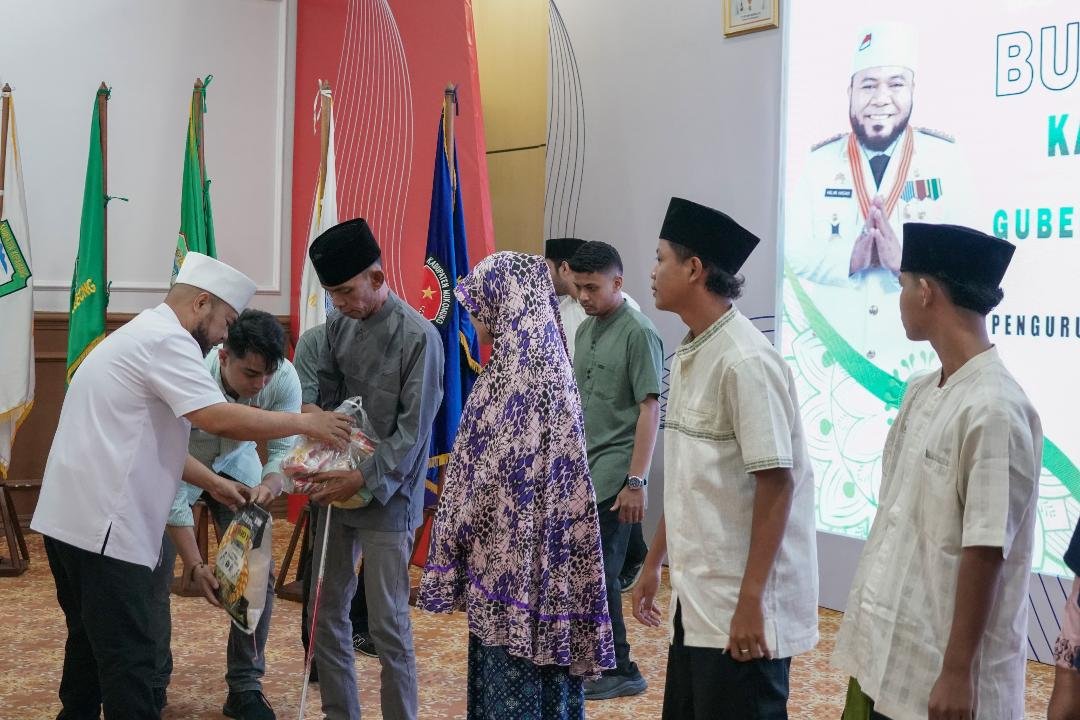 Gubernur Bagi THR Warga Panti Gubernur Bengkulu, Helmi Hasan bagikan THR pada warga penghuni panti lansia dan anak yatim.(Foto/MC Bengkulu)