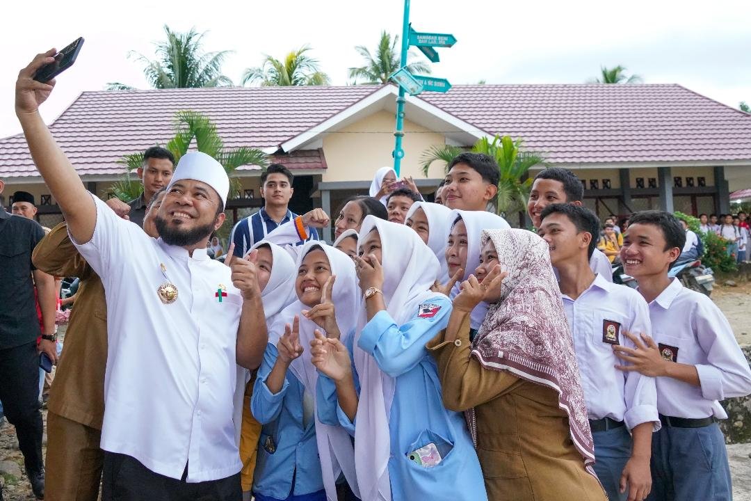 Gubernur Bengkulu, Helmi Hasan selvi dengan guru dan siswa SMKN 3 Seluma ketika berkunjung ke sekolah tersebut, Selasa 11 Maret 2025.(Foto-MC Bengkulu)