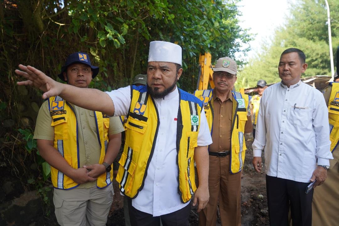 Gubernur Bengkulu, Helmi Hasan didampingi Kadis PUPR, Tejo Suroso, dan Asisten II Pemprov Bengkulu, RA Denny turun langsung menyaksikan pembersihan drainase di kawasan objek wisata Tapak Padri, Kota Bengkulu.(Foto-MC Bengkulu)