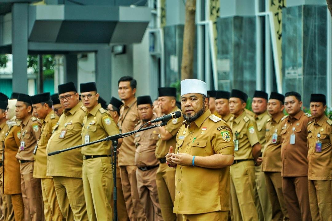 Gubernur Helmi Hasan Pimpin Apel Perdana Gubernur Bengkulu, Helmi Hasan pimpin apel perdana dihadiri seluruh OPD lingkup Pemprov Bengkulu, bertempat di halaman kantor Gubernur Bengkulu, Senin 3 Maret 2025.(Foto-MC Bengkulu)