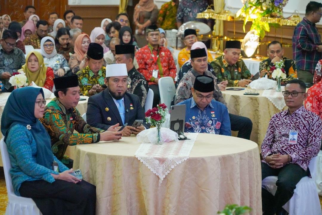 Gubernur Bengkulu, Helmi Hasan (peci putih) didamping Wali Kota Bengkulu, Dedy Wahyudi (kedua dari kiri) menghadari peluncuran Loker Merah Putih platfrom pencari kerja digital di Bengkulu, Kamis 20 Maret 2025.(Foto-MC Bengkulu)