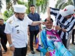 Gubernur Helmi Saksikan Siswa SMA Gunting Rambut Gubernur Bengkulu, Helmi Hasan ketika sidak ke SMAN 2 Kota Bengkulu mendatangkan Barbershop ke sekolah untuk mengunting rambut siswa yang panjang tanpa biaya alias gratis.(Foto-MC Bengkulu)