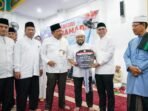 Gubernur Helmi Serahkan Mobil Ambilan ke Suluma Gubernur Bengkulu, Helmi Hasan menyerahkan bantuan satu unit mobiln ambulan kepada Bupati Seluma, Teddy Rahman ketika melakukan Safari Ramadan di kabupaten tersebut, Selasa 11 Maret 2025.(Foto-MC Bengkulu)