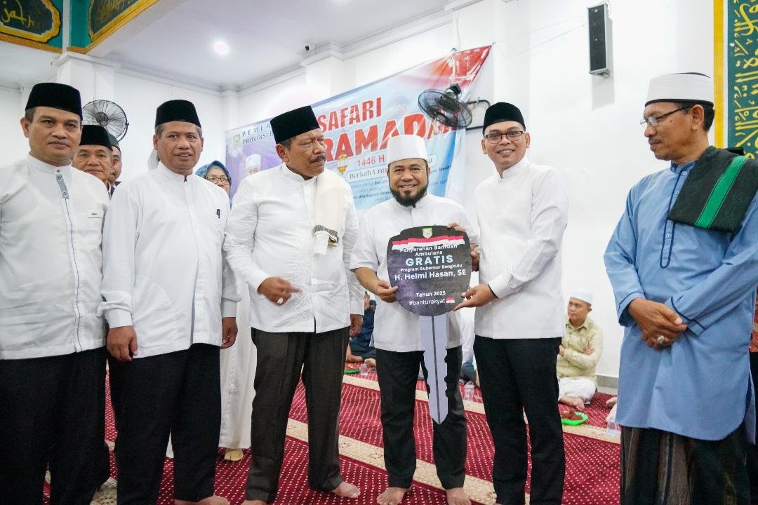Gubernur Bengkulu, Helmi Hasan menyerahkan bantuan satu unit mobiln ambulan kepada Bupati Seluma, Teddy Rahman ketika melakukan Safari Ramadan di kabupaten tersebut, Selasa 11 Maret 2025.(Foto-MC Bengkulu)