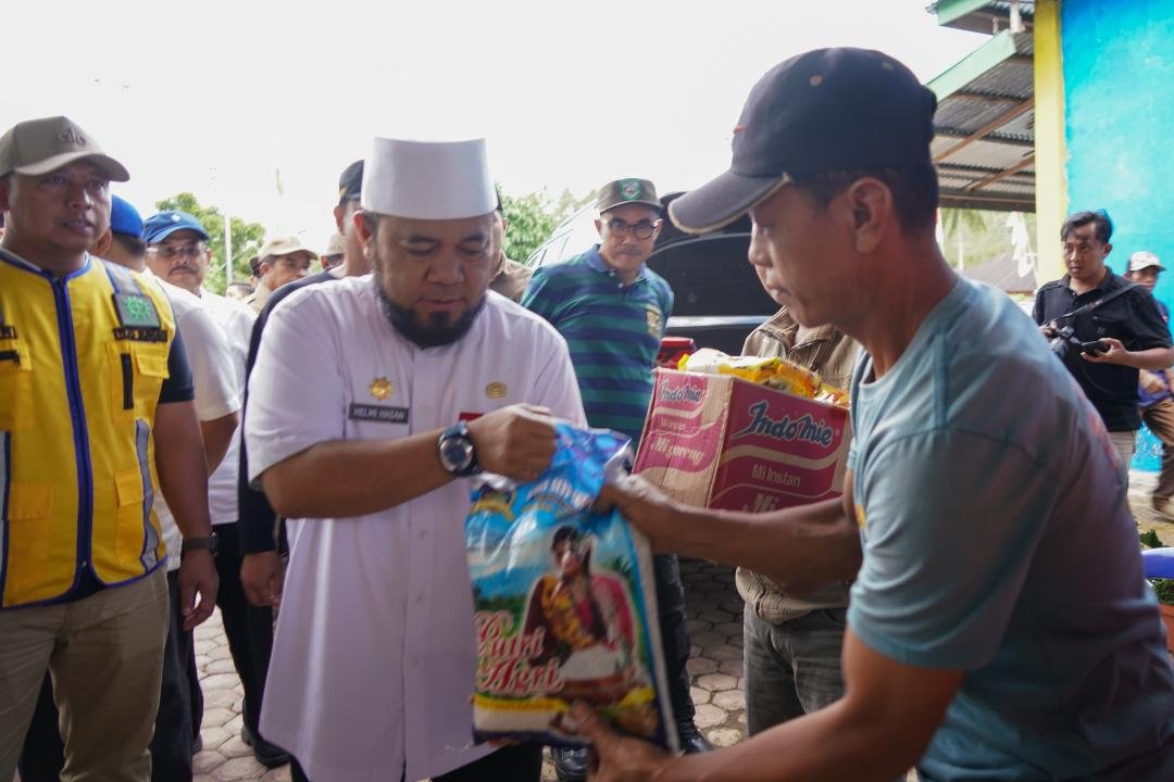 Gubernur Bengkulu Helmi Hasan menyerahkan bantuan sembako kepada para korban tanah longsor di Desa Lubuk Saung, Kecamatan Seberang Musi, Kabupaten Kepahiang, Jumat 14 Maret 2025.(Foto-MC Bengkulu)