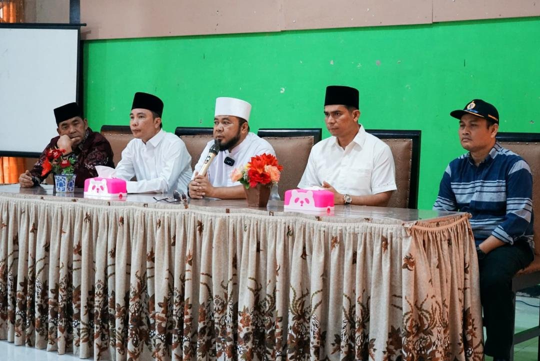 Gubernur Helmi Silaturahmi SMKN 7 Rejang Lebong Gubernur Bengkulu, Helmi didampingi Bupati Rejang Lebong, Fikri, Pj Sekdaprov Bengkulu, Herwan Antoni saat melakukan silaturhami dengan SMKN 7 setempat, Minggu 16 Maret 2025.(Foto-MC Bengkulu)