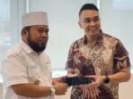 Gubernur Helmi Temui Pimpinan iNews Gubernur Bengkulu, Helmi Hasan menerima cindra mata dari salah pimpinan iNews MNC Group saat berkunjung ke kantor media tersebut di Jakarta, Jumat 7 Maret 2025.(Foto-MC Bengkulu)