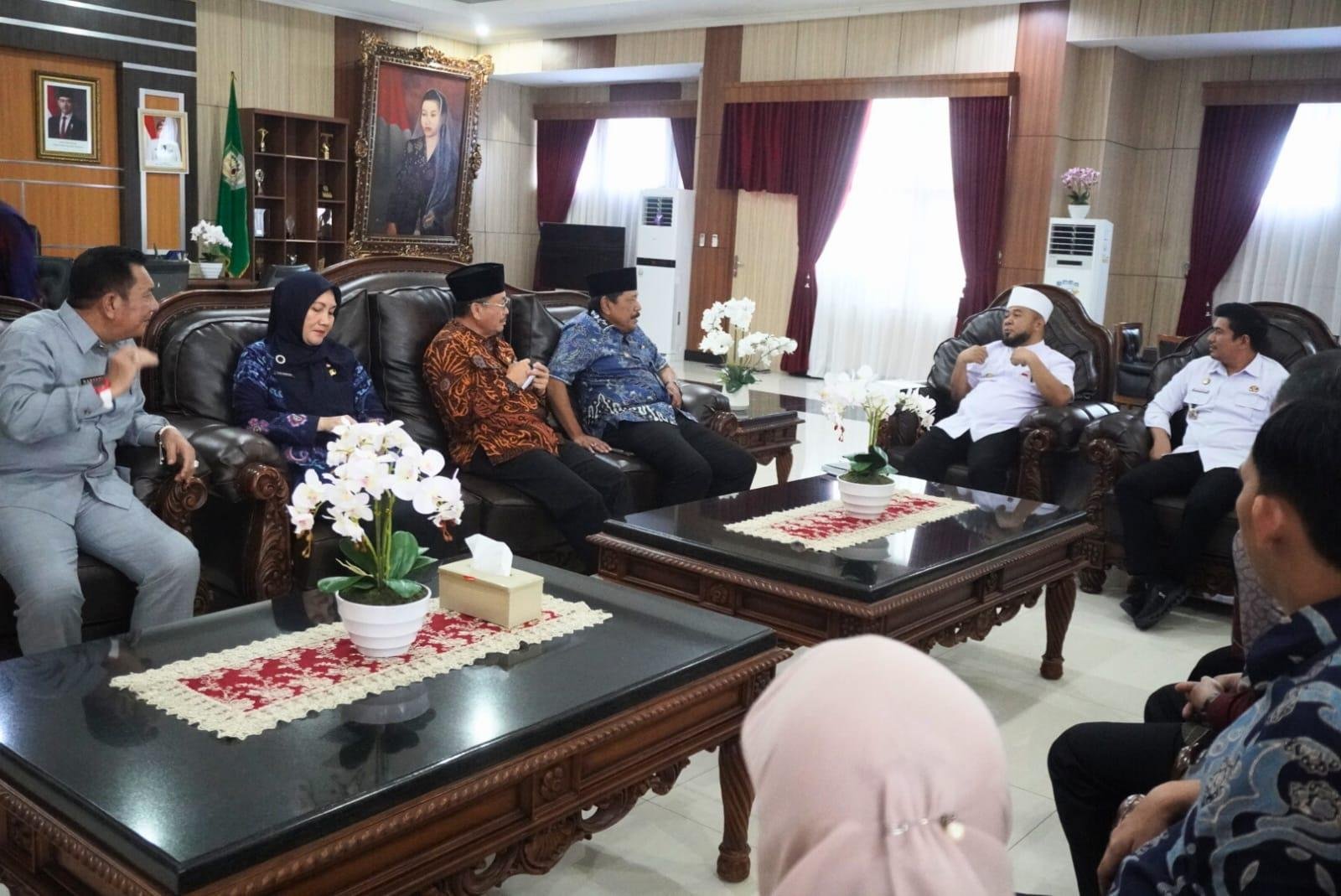 Gubernur Bengkulu, Helmi Hasan menerima kunjungan Bupati Bengkulu Utara dalam rangka koordinasi pembangunan infrastruktur di kabupaten tersebut.(Foto/MC Bengkulu)