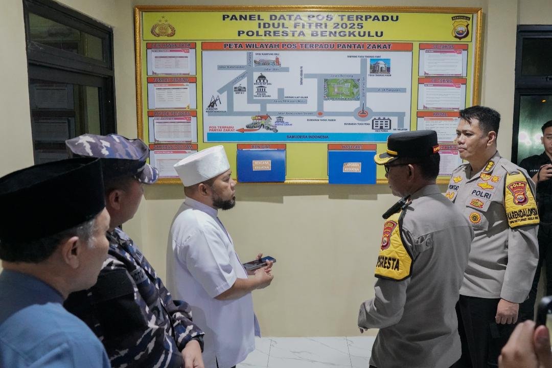 Gubernur Helmi Tinjau Posko Pengamanan Lebaran Gubernur Bengkulu, Helmi Hasan meninjau salah satu posko pengamanan Lebaran 2025 berlokasi di Kota Bengkulu, Minggu 30 Maret 2025.(Foto/MC Bengkulu)