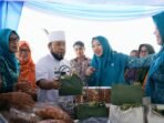Gubernur Helmi dan Ketua PKK Tinjau Zabar Sembako Gubernur Bengkulu, Helmi Hasan bersama Ketua TPP PKK Bengkulu, Chairunnisa meninjau stand Bazar Ramadan untuk mempermudah masyarakat dapatkan sembako harga terjangkau.(Foto-MC Bengkulu)