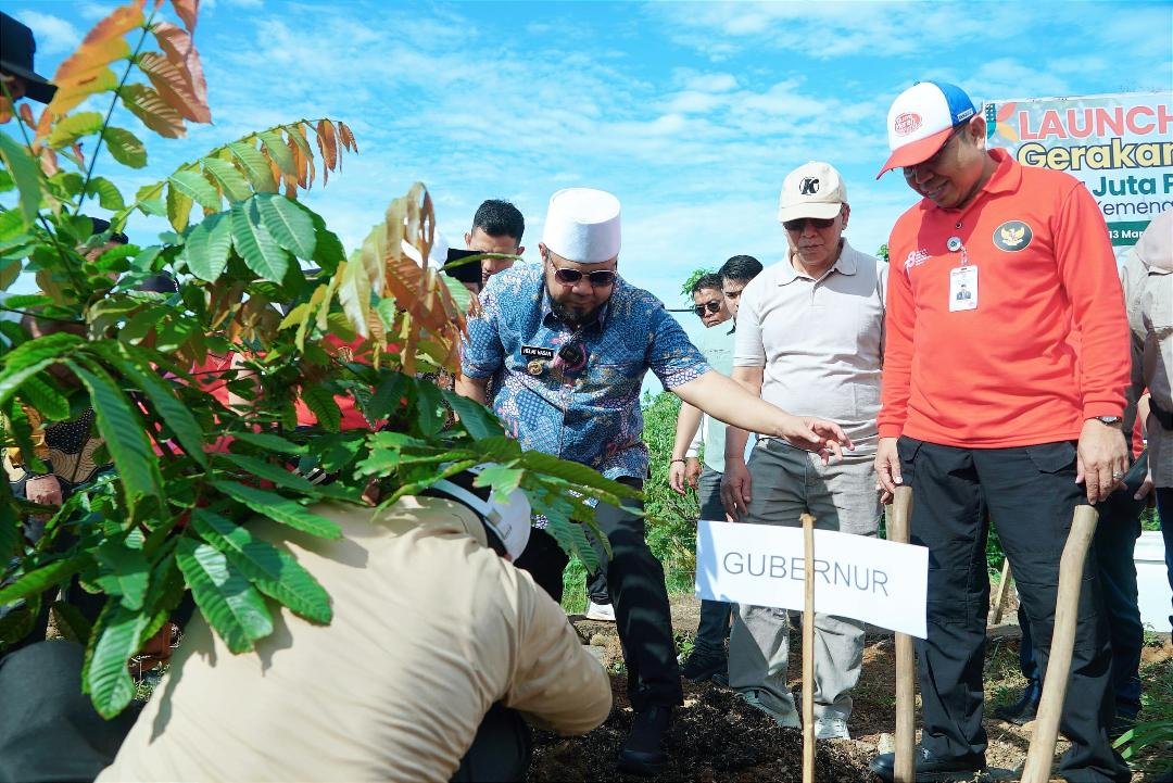 Gubernur Bengkulu bersama Kanwil Kemenag Bengkulu, M Abduh menanam secara simbolis tanaman matoa di areal Asrama Haji Bengkulu. Penanaman pohon matoa ini bagian dari program Kanwil Kemenag tanam sejuta pohon matoa di Bengkulu.(Foto-MC Bengkulu)
