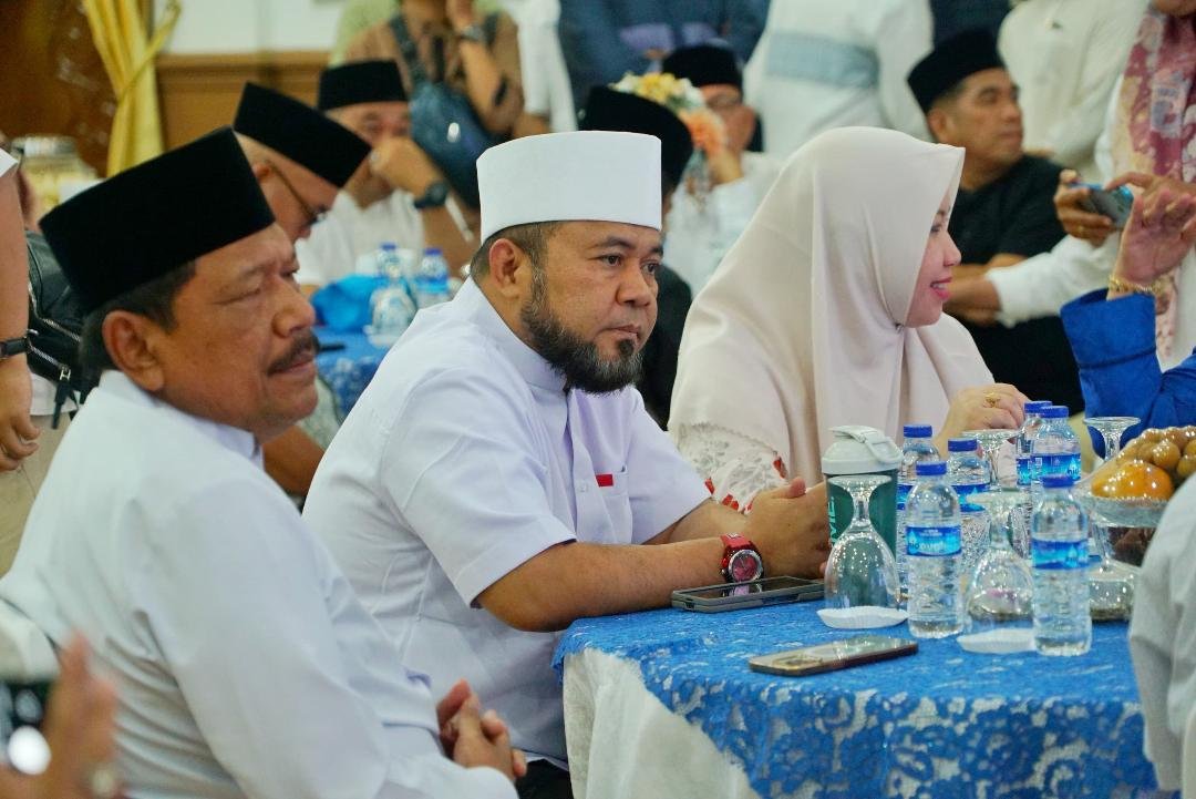 Helmi Mian Bukber di Balai Raya Semarak Gubernur dan Wagub Bengkulu, Helmi--Mian buka bersama di rumah dinas kediaman Gubernur Bengkulu, Balai Raya Semarak, Selasa 4 Maret 2025.(Foto-Mc Bengkulu)