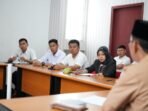 Honore Ngadu ke Gubernur Bengkulu Sejumlah tenaga honorer mengadukan ke Gubernur Bengkulu, Helmi Hasan soal kepastian nasib mereka ke depan. Mereka ditemui kepada BKD Bengkulu, Gunawan, Senin 24 Maret 2025.(Foto/MC Bengkulu)