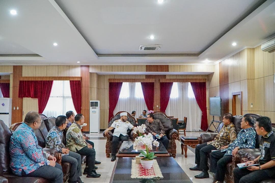 Jajaran Direksi Bank Bengkulu bersilaturahmi dengan Gubernur Bengkulu, Helmi Hasan dan sekaligus melaporan pelaksanaan RUPS tahun buku 2024, Kamis 6 Maret 2025.(Foto-Istimewa)