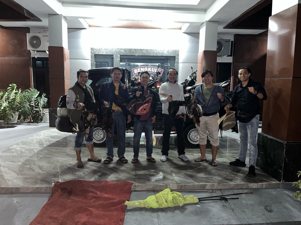 Judi Sabung Ayam Anggota Reskrim Polres Rejang Lebong foto bersama berikut barang bukti usai melakukan pengerebekan judi sambung ayam di Kelurahan Jalan Baru,Kecamatan Kota Curup, Sabtu 23 Maret 2025.(Foto/Istimewa)