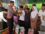 Kades Bukit IIndah Santunai Anak Yatim Kades Bukit Indah, Karsano menyerahkan santunan kepada kaum dhuafa dan anak yatim pada acara Safari Ramadan Pemdes setempat, Minggu 16 Maret 2025.(Foto HB/Kif)