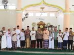 Kapolres Kaur Safari Kamtbimas di Kaur Selatan Kapolres Kaur AKBP Yuriko Fernanda dan PJU Polres setempat melakukan Safari Kamtibmas solat Jumaat bersama di Masjid Nurul Huda, Desa Padang Genting, Jumat 28 Maret 2025.(Foto HB/Kif)