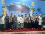 Kapolres Kaur AKBP Yuriko Fernanda dan PJU Polres setempat foto bersama masyarakat usai melaksanakan solat subuh berjemaah di Masjid Al Musabbah Desa Selasih, Kecamatan Kaur Selatan, Kamis 6 Februari 2025.(Foto-Polres Kaur)