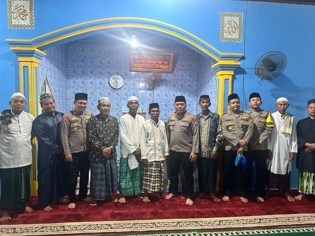Kapolres Kaur AKBP Yuriko Fernanda dan PJU Polres setempat foto bersama masyarakat usai melaksanakan solat subuh berjemaah di Masjid Al Musabbah Desa Selasih, Kecamatan Kaur Selatan, Kamis 6 Februari 2025.(Foto-Polres Kaur)
