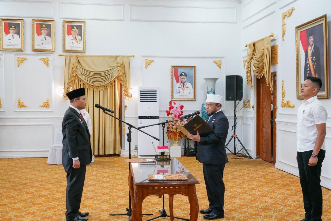 Lantik Herawan Antoni Pj Sekdaprov Bengkulu Gubernur Bengkulu, Helmi Hasan lantik Herwan Antoni sebagai penajabat Sekdaprov Bengkulu, di Balai Raya Semarak Bengkulu, Rabu 5 Maret 2025.(Foto-MC Bengkulu)