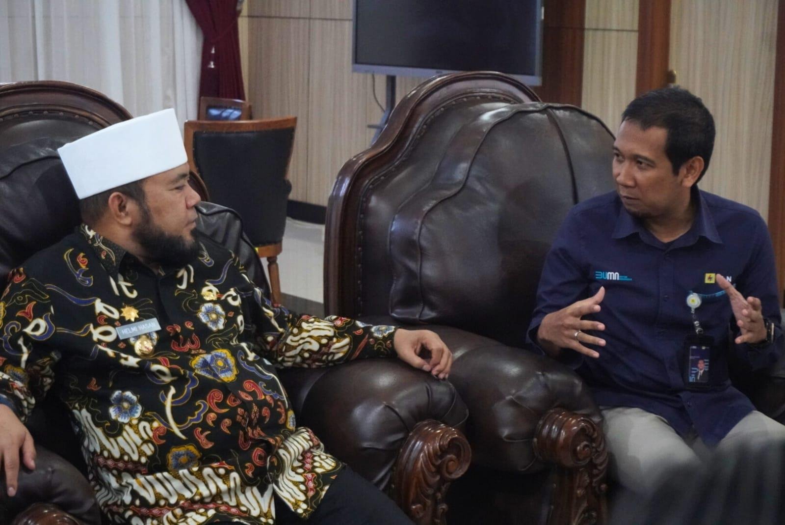 Maneger UP3 PT PLN Bengkulu, Anjar Widyatama (kiri) bersilaturahmi dengan Gubernur Bengkulu, Helmi Hasan, Selasa 18 Maret 2025.(Foto-MC Bengkulu)