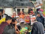 Belasan warga komunitas adat dari Serawai Semidang Sakti, di Desa Pering Baru, Kabupaten Seluma, Bengkulu menggelar ritual adat di depan kantor PT Perkebunan Nusantara (PTPN) VII Perwakilan Bengkulu, Senin 17 Maret 2025.(Foto-Aman Bengkulu)