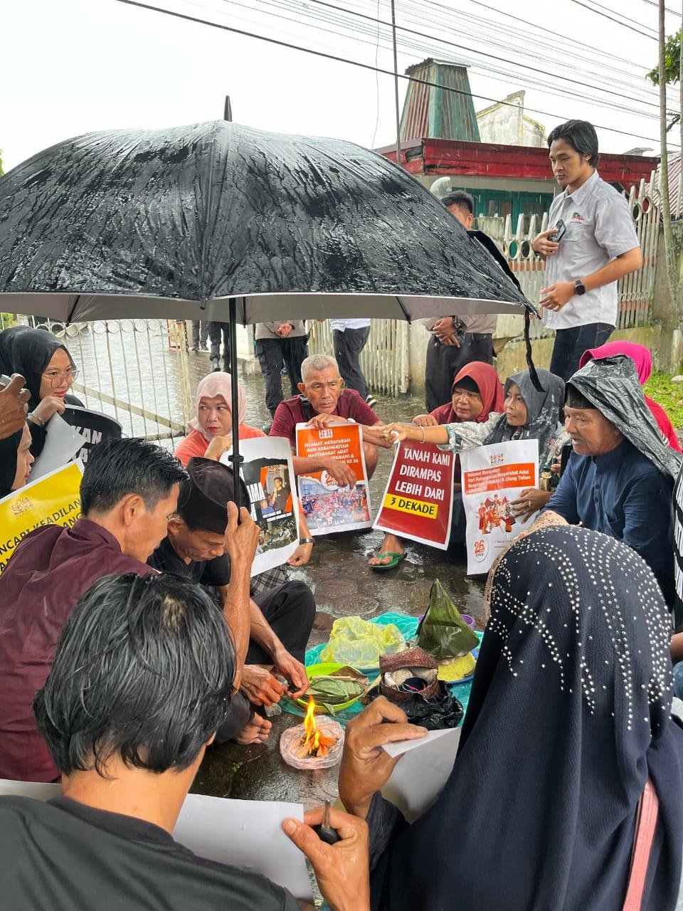 Masyarakat Pinio Talo Gelar Ritual Adat Belasan warga komunitas adat dari Serawai Semidang Sakti, di Desa Pering Baru, Kabupaten Seluma, Bengkulu menggelar ritual adat di depan kantor PT Perkebunan Nusantara (PTPN) VII Perwakilan Bengkulu, Senin 17 Maret 2025.(Foto-Aman Bengkulu)