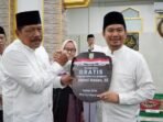 Mian serahkan ambulan ke Bupati Bengkulu Utara Bupati Bengkulu Utara, Arie Septia Adinata (kiri) saat menerima bantuan mobil ambulan dari Wagub Bengkulu, Mian beberapa waktu lalu.(Foto/Ist)