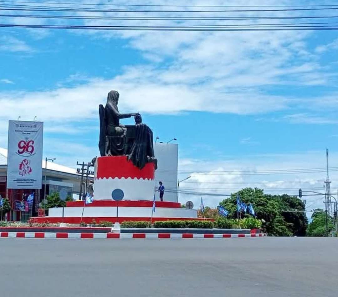 Wajah Kota Bengkulu semakin terlihat cerah dan gagah setelah pating Ibu Fatmawati Soekarno diselimuti bendara merah putih dan bangunan lingkaran bawah dicat merah putih oleh pemkot setempat.(Foto-Istimewa)
