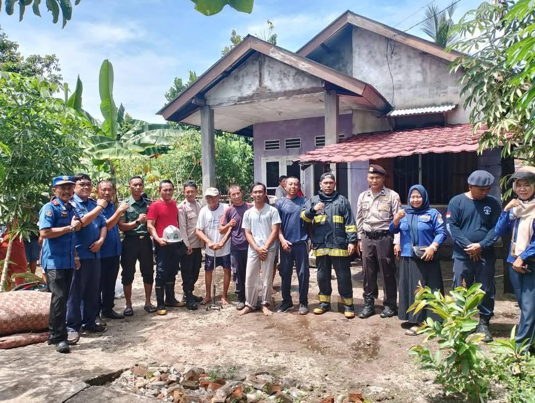 Petugas Damkar Kaur Petugas Damkar Kaur foto bersama setelah berhasil mengatasi kebakaran sebuah rumah di Desa Pahlawan, Kecamatan Kaur Selatan pada Senin 3 Maret 2025.(Foto-Istimewa)