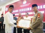 Piagam Penghargaan KPU Bengkulu Ketua KPU Provinsi Bengkulu, Rusman Sudarsono menyerahkan piagam penghargaan kepada Polda Bengkulu atas kontribusnya terhadap suksesnya pelaksanaan pilkada serentak tahun 2024 lalu di Bengkulu.(Foto-MC Bengkulu)