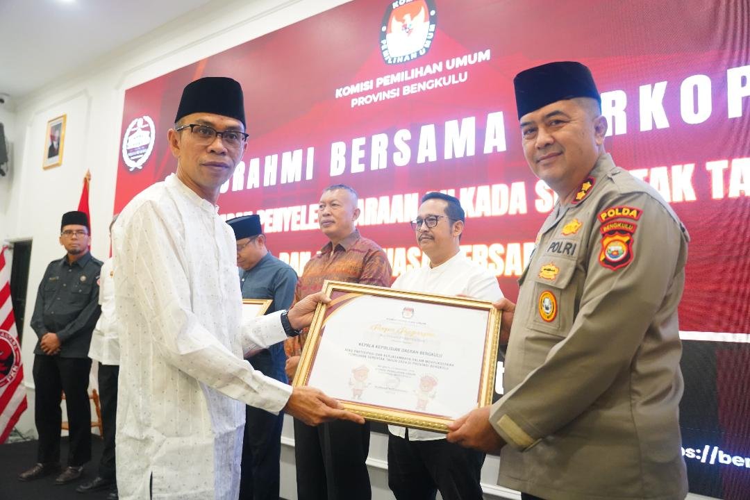 Piagam Penghargaan KPU Bengkulu Ketua KPU Provinsi Bengkulu, Rusman Sudarsono menyerahkan piagam penghargaan kepada Polda Bengkulu atas kontribusnya terhadap suksesnya pelaksanaan pilkada serentak tahun 2024 lalu di Bengkulu.(Foto-MC Bengkulu)