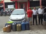 Polda Bengkulu berhasil amankan karyawan salah satu SPBU di Kota Bengkulu mengunjal BBM subsidi. Tampak pelaku dan barang bukti yang diamankan anggota Tipiter Dirreskrimum Polda setempat.(Foto HB-Miko)