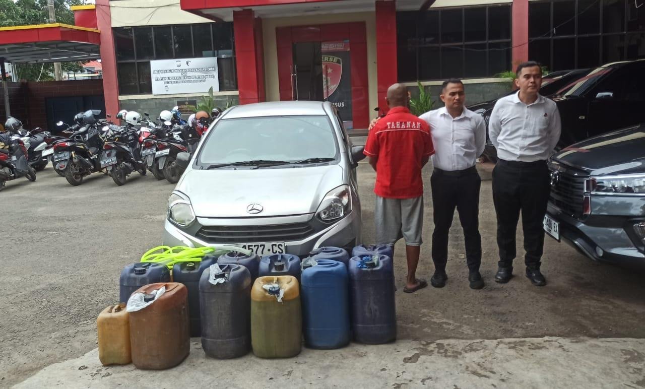 Polda Bengkulu berhasil amankan karyawan salah satu SPBU di Kota Bengkulu mengunjal BBM subsidi. Tampak pelaku dan barang bukti yang diamankan anggota Tipiter Dirreskrimum Polda setempat.(Foto HB-Miko)